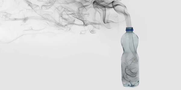 Черный Дым Пластиковой Бутылки Копировальным Пространством Показывающим Переработку Загрязнение Преимущества Стоковая Картинка