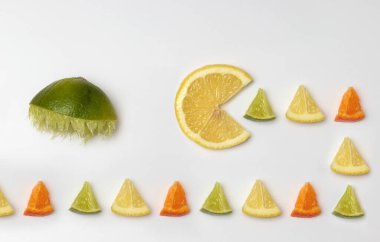 Limon, kireç tarafından avlanan parçaları yer. Pac man minimum turunçgiller yassı konsepti yaz mevsimini gösteriyor