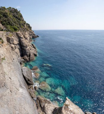 Portofino İtalya 'da mavi okyanusa düşen bir uçurum. Bahar ve Yaz tatili konsepti