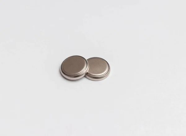 Две батареи ячейки кнопки или ячейки диска изолированы на белом фоне Лицензионные Стоковые Фото