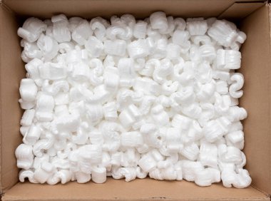 Üst görünümü köpüklü plastik toplarla dolu bir karton kutu