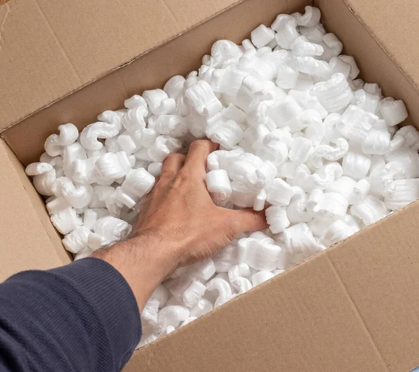 Üst görünümü köpüklü plastik toplarla dolu bir karton kutu