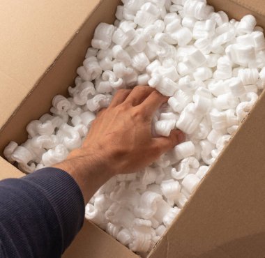 Üst görünümü köpüklü plastik toplarla dolu bir karton kutu