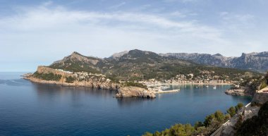 Deniz feneri ve körfezi olan Liman de Soller 'in panoramik manzarası, Mallorca İspanya.