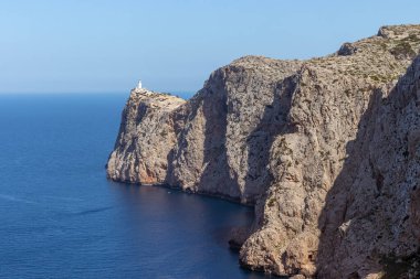 Kaptan Formentor Kayalıkları 'ndaki deniz feneri. Okyanusa doğru gidiyor, Mallorca, İspanya.