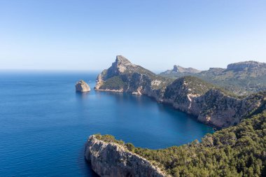 Mallorca manzarası ve uçurumlar Mirador es Colomer 'dan Cape Formentor' a bisikletle giderken görüldü.