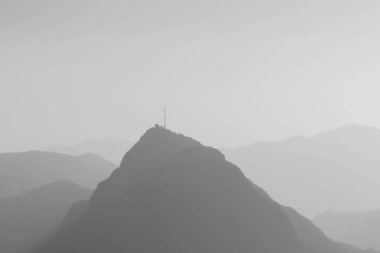 Monte San Salvatore: Sisin içinden görünen soyut katmanlı manzara.