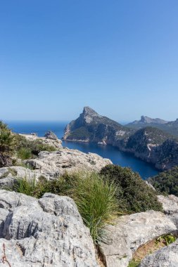 Nisan 2021, Mallorca İspanya: İnsanlar Es Colomer 'den başlık formentörüne doğru manzaranın tadını çıkarıyorlar