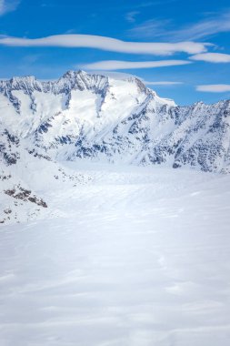 Aletsch buzulu kışın karla kaplıydı. Avrupa 'nın en büyük buzulu inanılmaz bir dağ manzarasıyla çevriliydi..