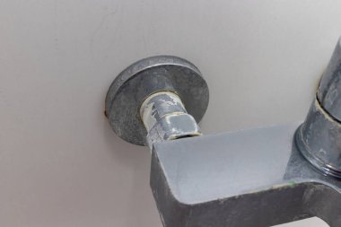 Banyodaki kireçlenmiş musluğu kapatın. Kirli temizlenmemiş banyo sahnesi.