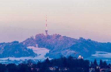 Bantiger karları TV telekomünikasyon kulesi ile kaplı ya da kışın zirve, Bern, İsviçre.