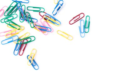 Beyaz arkaplanda renkli ataçlar 