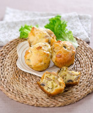 muffins peynir ve mantar ile