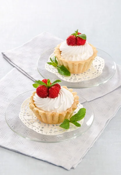 Cake with cream and raspberries — Stok fotoğraf