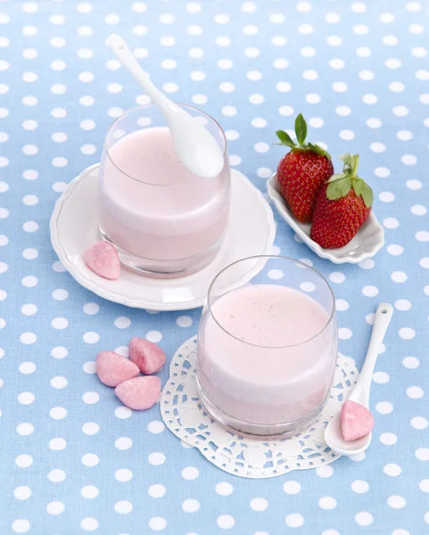 Sobremesa de leite com morangos — Fotografia de Stock