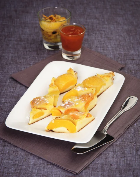 Clafoutis dessert con pesca — Foto Stock