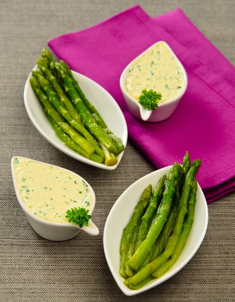 Green asparagus with white sauce — Stock Photo, Image