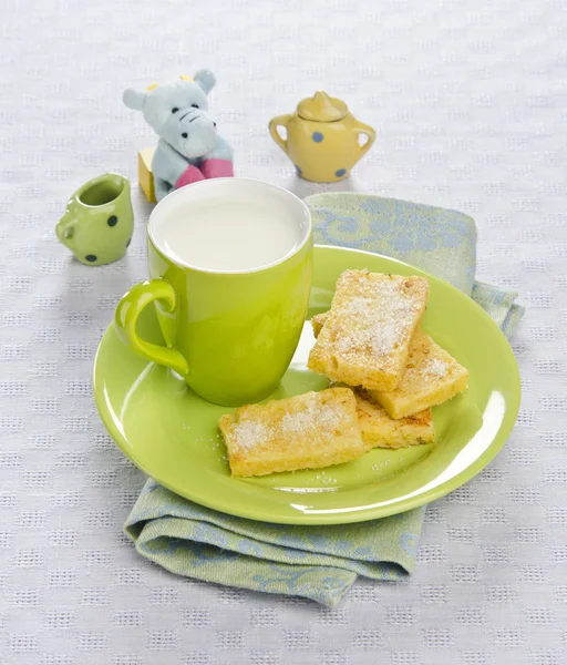 Kinderen met melk toast — Stockfoto