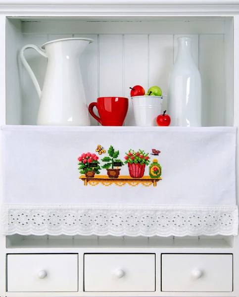 Estante de la cocina con cortina de platos y bordado —  Fotos de Stock