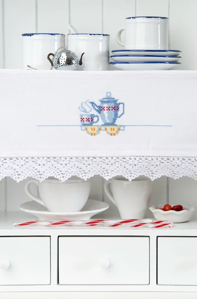 Estante de la cocina con cortina de platos y bordado —  Fotos de Stock