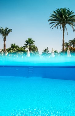 Otelde Yüzme Havuzu. bir su altından bölünmüş görünüm