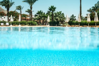 Otelde Yüzme Havuzu. bir su altından bölünmüş görünüm