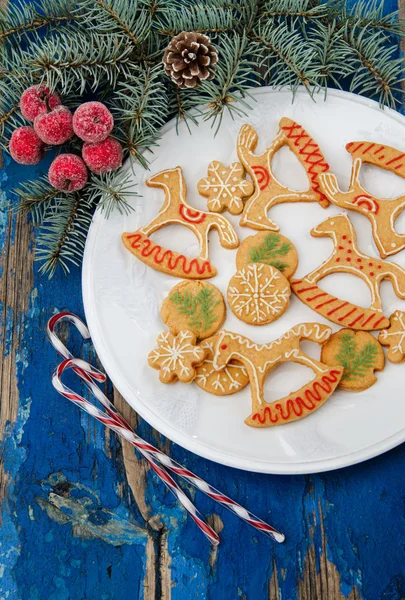 Biscotti di Natale in decorazione festiva — Foto Stock