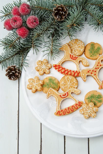 Kerstkoekjes in feestelijke decoratie — Stockfoto