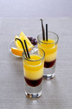 katmanları bir kokteyl cam portakal ile