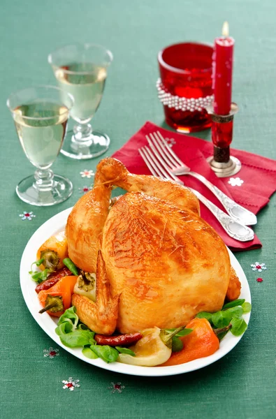 Baked chicken with pepper on green tablecloth — Stock Photo, Image