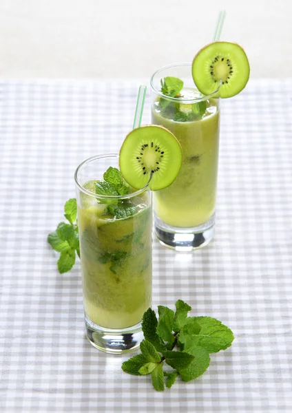 Cocktail con menta e kiwi in vetro — Foto Stock