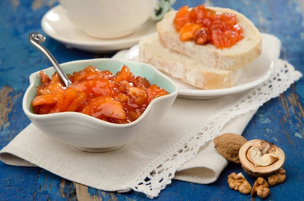 Marmellata di albicocche fatta in casa con noci — Foto Stock