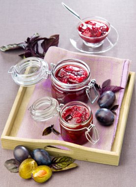 Fesleğen ile haşlanmış Erik