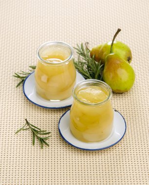 Konserve armut kompostosu kavanoza biberiye