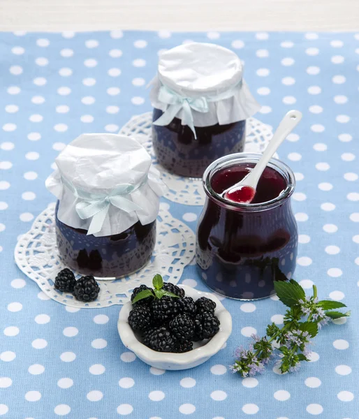 Brombeermarmelade auf blauem Hintergrund — Stockfoto