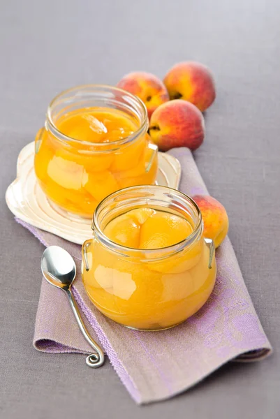 Natural canned peaches — Stock Photo, Image