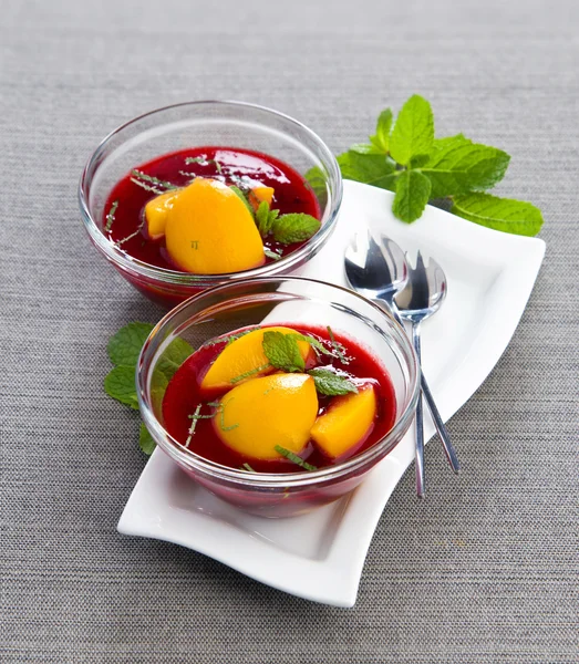 Sopa fria de verão de pêssego com framboesa e hortelã — Fotografia de Stock