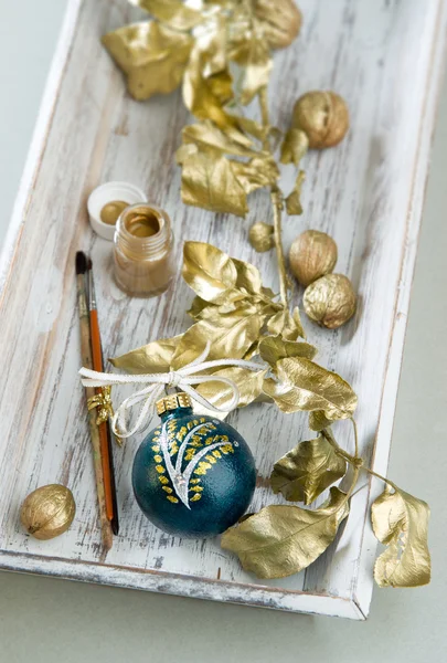 Vorbereitungen für goldene Weihnachtsdekoration — Stockfoto