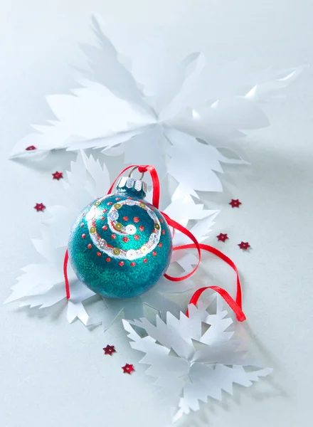 Boules de décoration de Noël avec flocons de neige — Photo