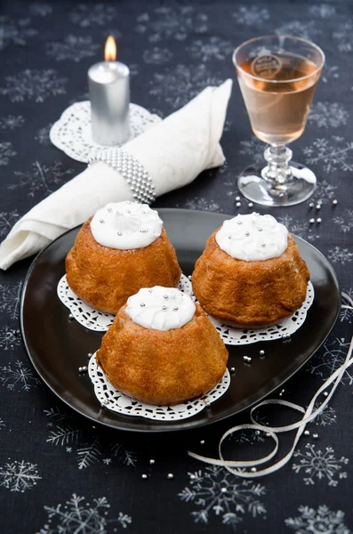 Zoete taart Rum Baba — Stockfoto