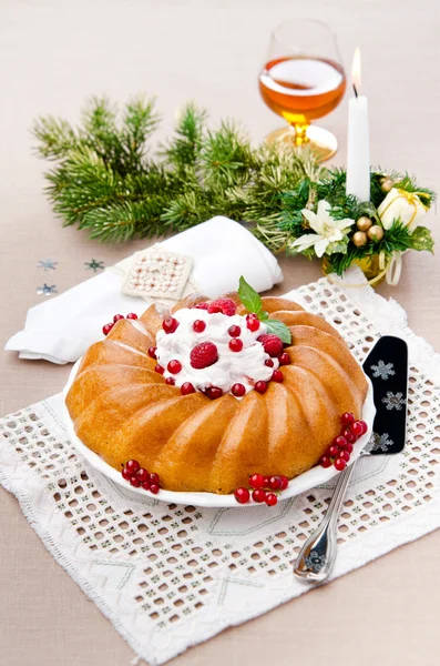 Savarin com frutas em férias — Fotografia de Stock