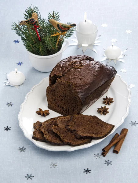 Şenlikli bir tabloda çikolatalı kek — Stok fotoğraf
