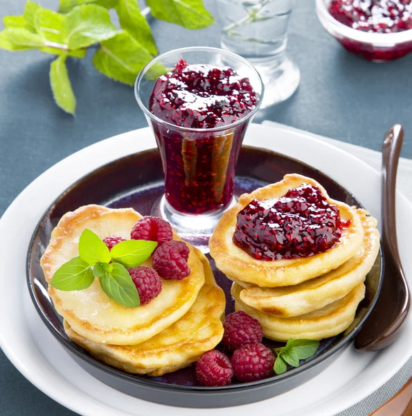 Pannenkoeken met frambozenjam — Stockfoto