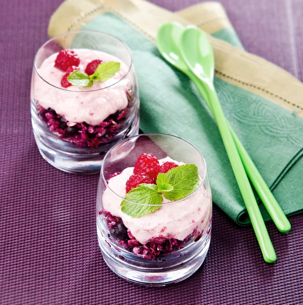 Oatmeal with berries — Stock Photo, Image