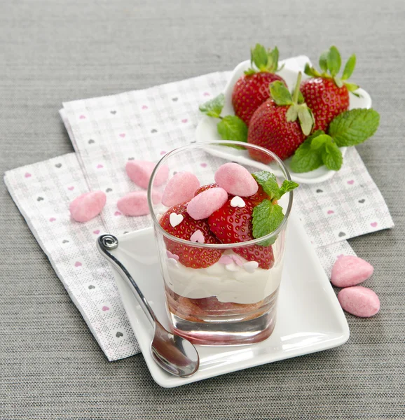 Tiramisú con fresas — Foto de Stock