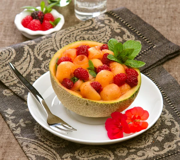 Sałatka owocowa malina melon — Zdjęcie stockowe