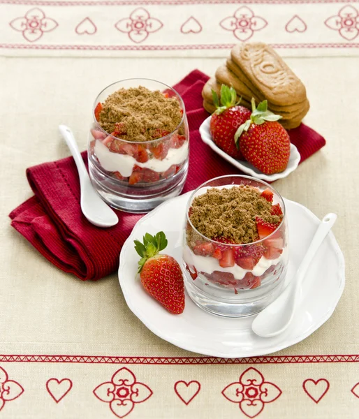 Tiramisu med jordgubbar i koppar — Stockfoto