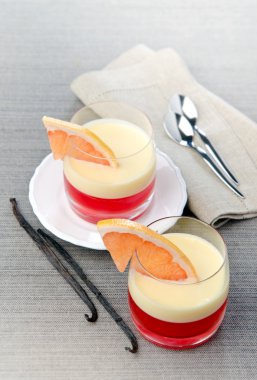 mascarpone peyniri ve jöle tatlısı