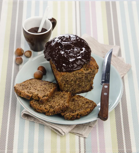 Taart met noten en chocolade — Stockfoto
