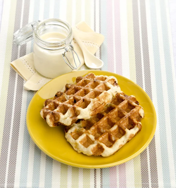 Bir plaka üzerinde tatlı Belçika waffle — Stok fotoğraf